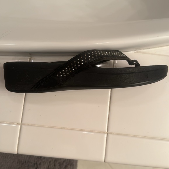 Womens size 8.5 pair of Vionic sandals - Picture 3 of 4